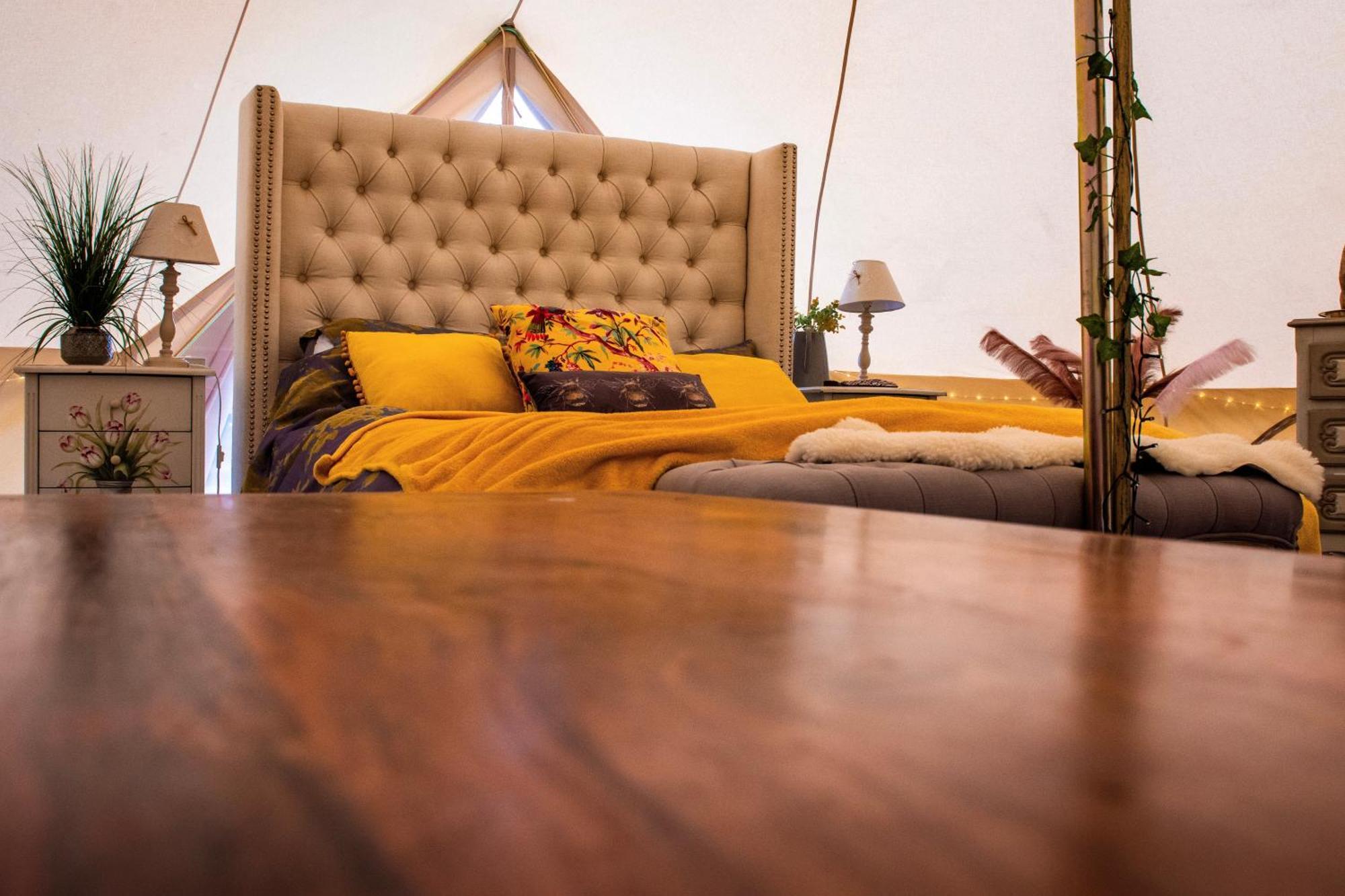 The Follies Glamping Hotel Мейдстън Екстериор снимка