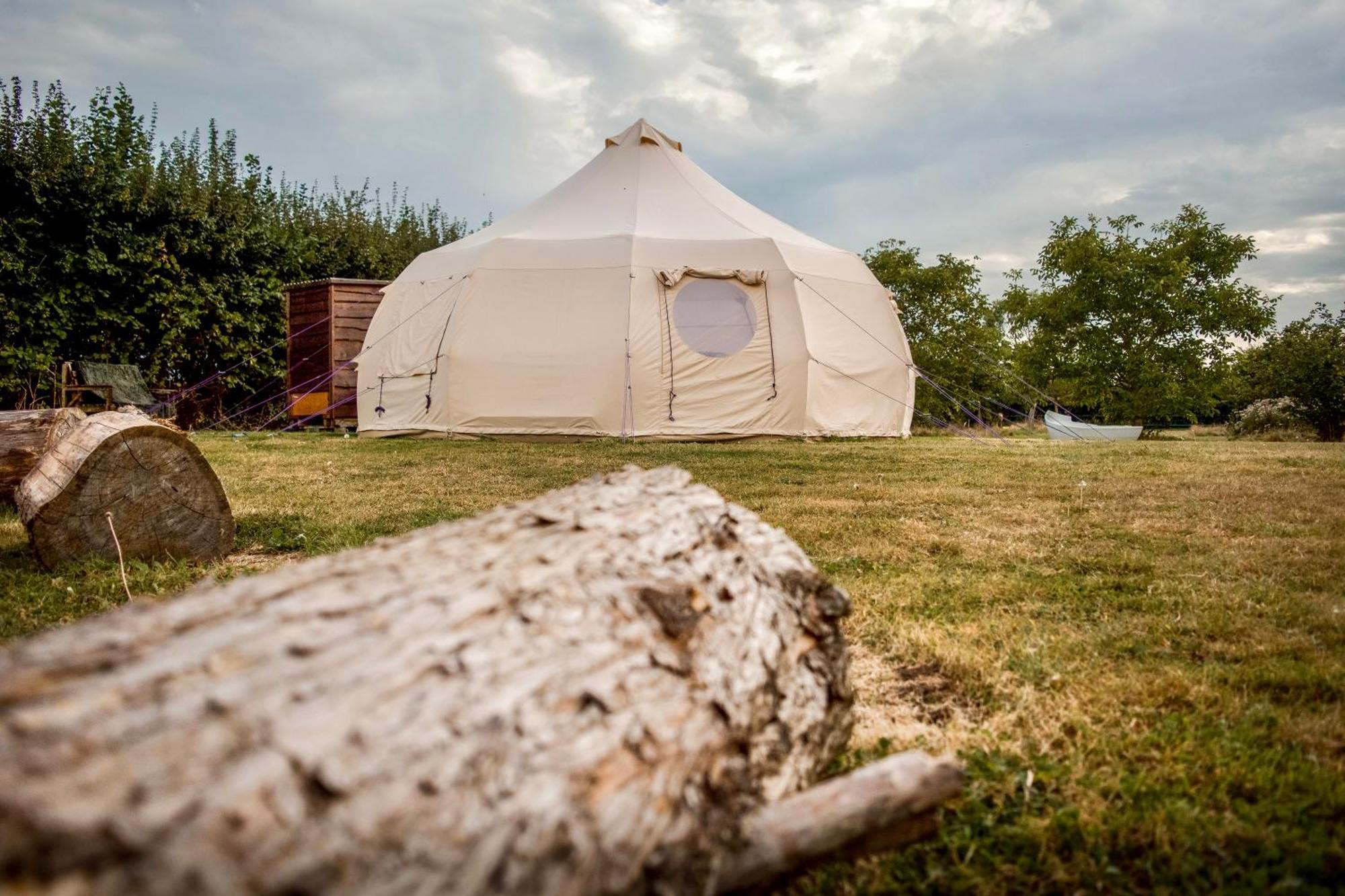 The Follies Glamping Hotel Мейдстън Екстериор снимка