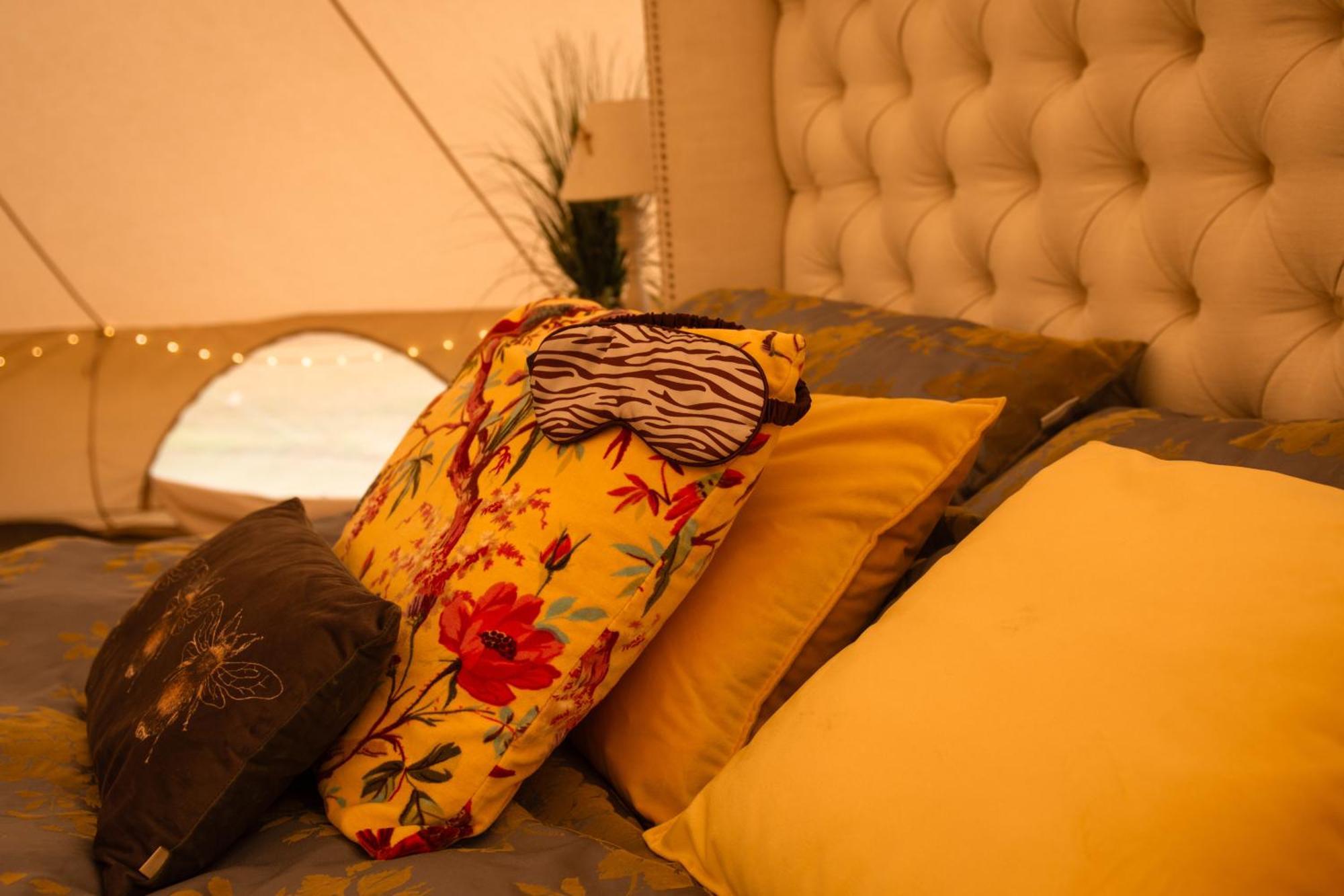 The Follies Glamping Hotel Мейдстън Екстериор снимка