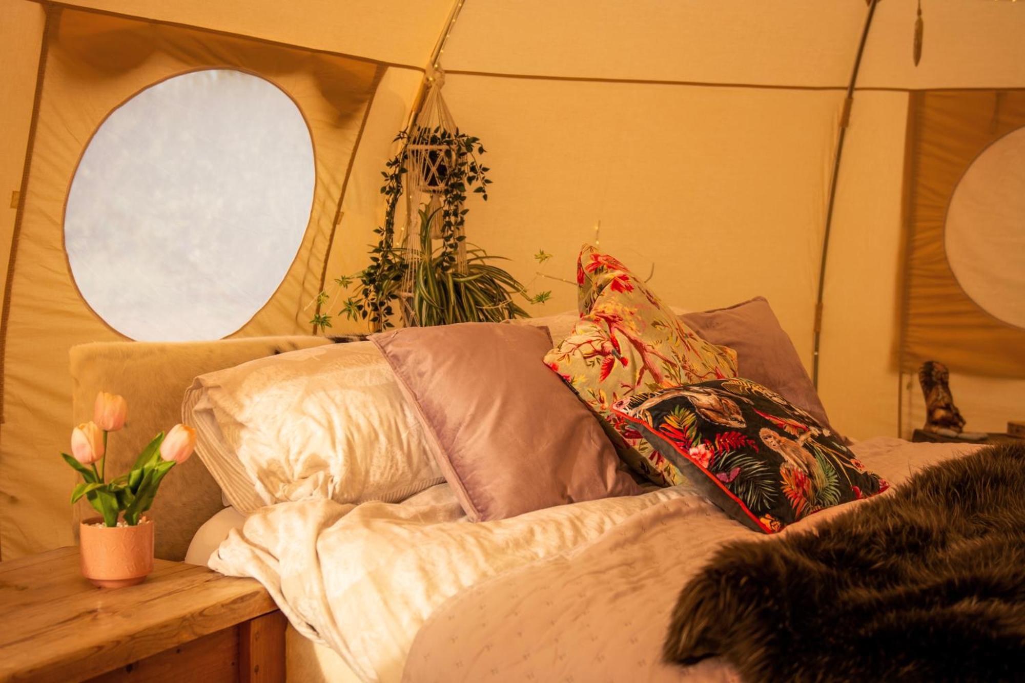 The Follies Glamping Hotel Мейдстън Екстериор снимка