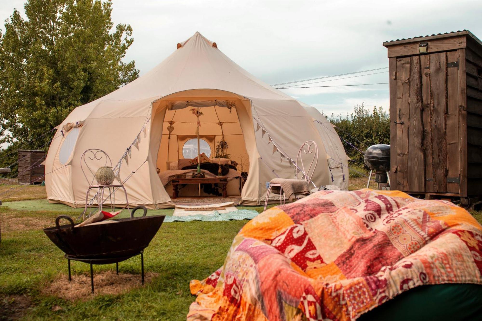 The Follies Glamping Hotel Мейдстън Екстериор снимка
